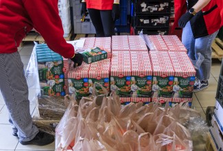Täistera kaerahelveste pakid alusel
